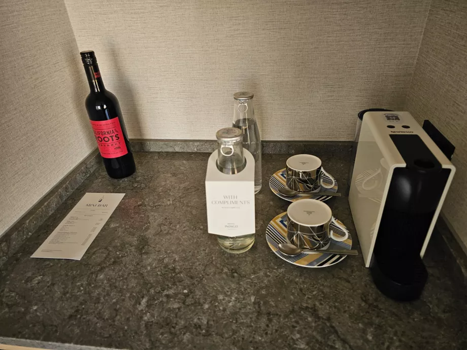 Agua y café gratuitos, vino incluido en el minibar