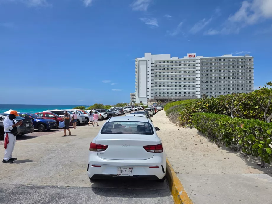 Aparcamiento en Playa Delfines