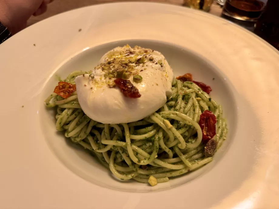 Espaguetis con burrata