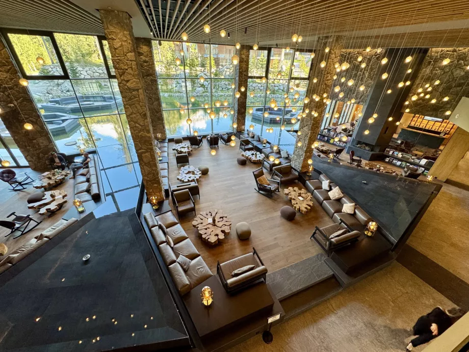 Vestíbulo con estanque Swissotel Damian Jasna