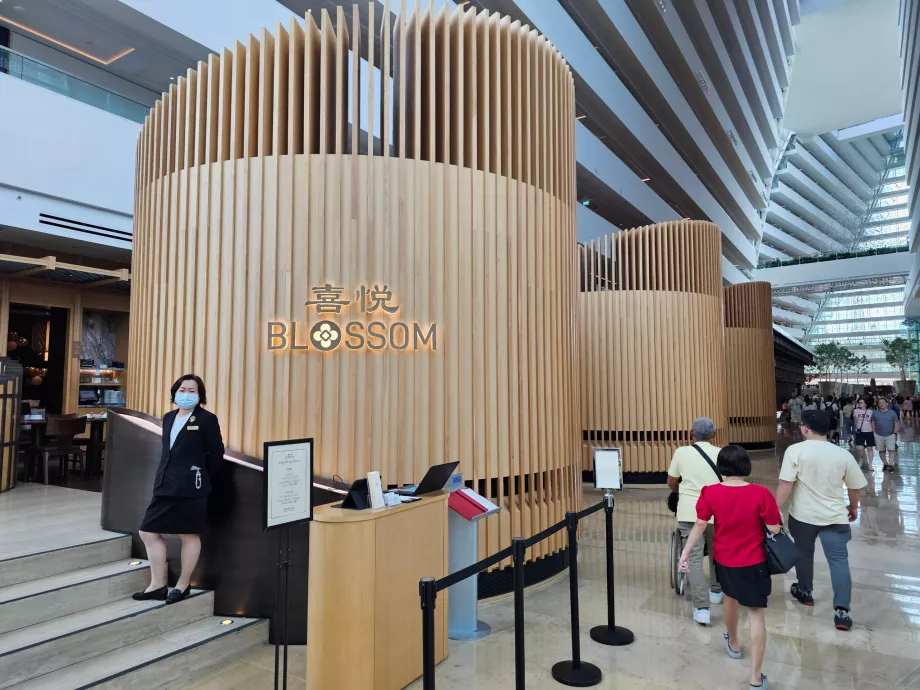 Restaurante en el vestíbulo del hotel