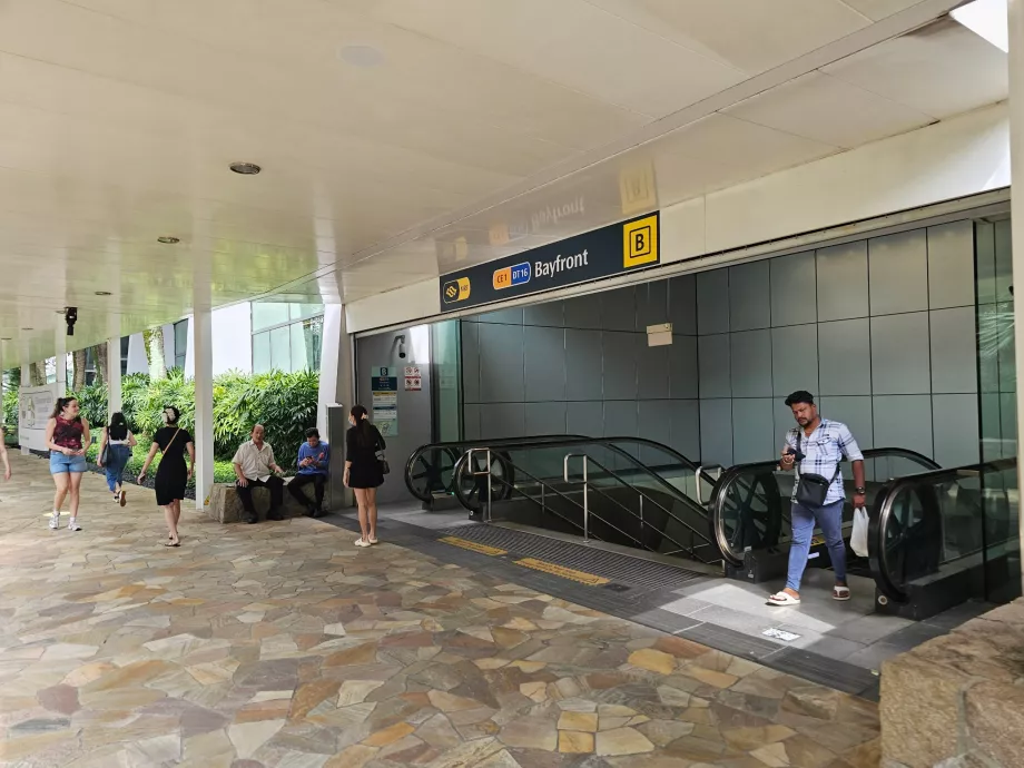 Estación de metro Bayfront cerca del hotel