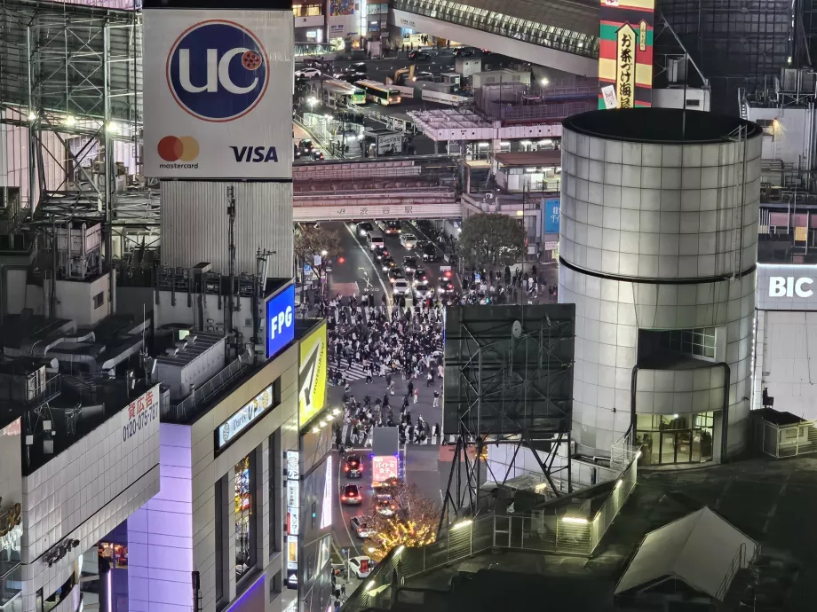 Vista nocturna del cruce de Shibuya - con zoom