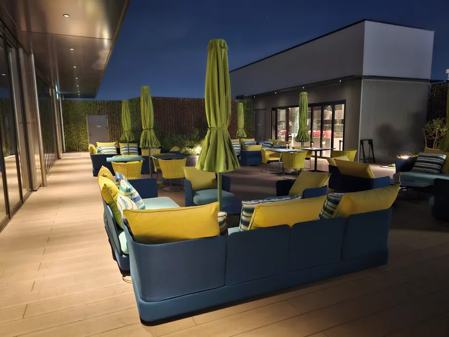 Terraza exterior del restaurante Gallery 11