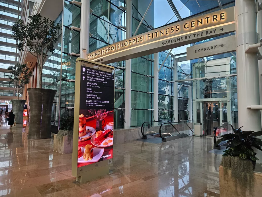 Entrada desde el hotel al centro comercial