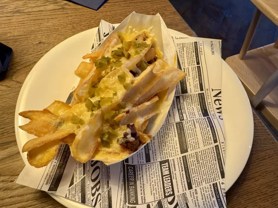 Patatas fritas con queso y bacon