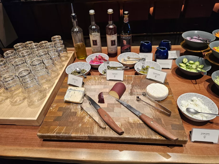 Desayuno - queso, aceitunas y aceites