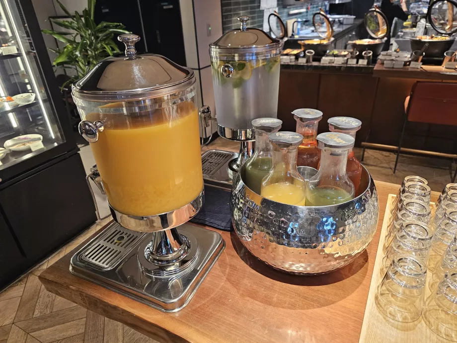 Desayuno - zumos y agua