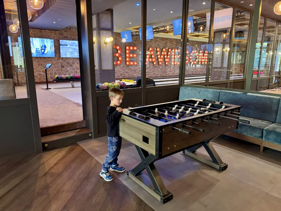 Futbolín y bolera en Snowbeer