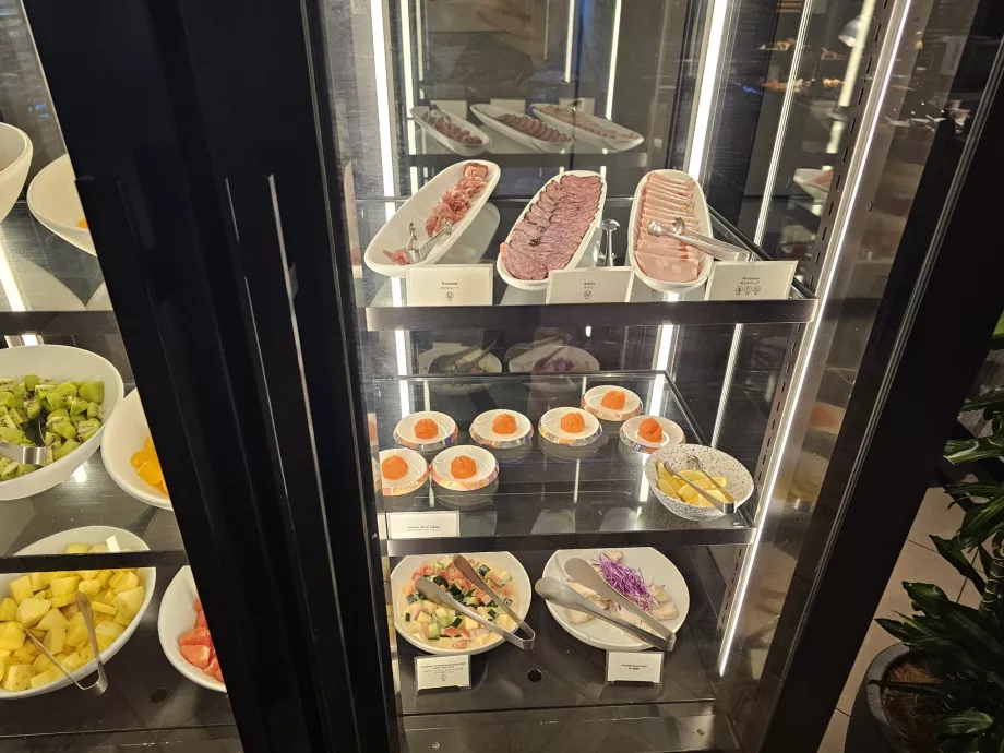 Desayuno - ensaladas y jamones