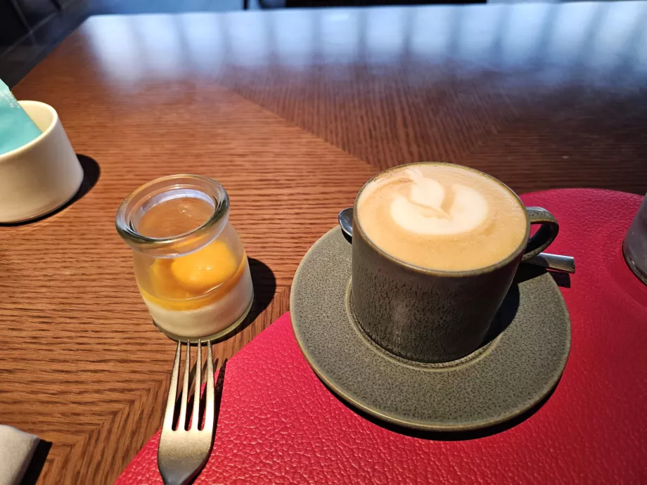 Desayuno - capuchino y yogur