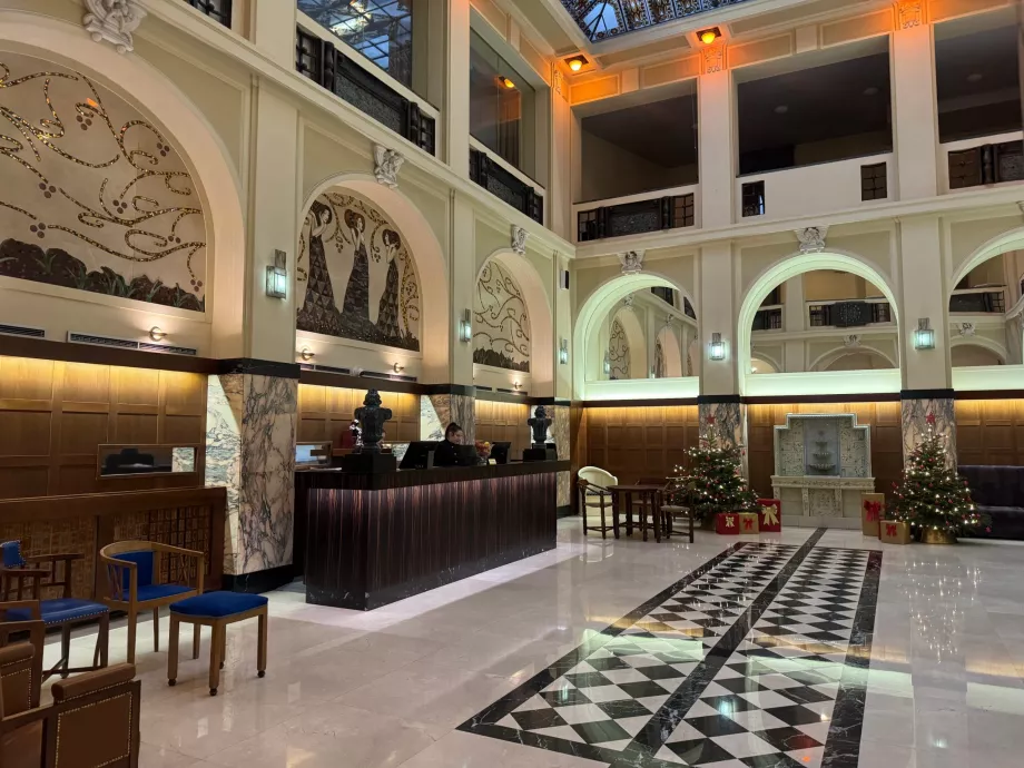 Vestíbulo y recepción del hotel