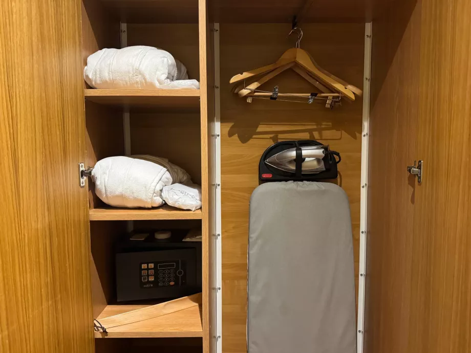Plancha, albornoces y caja fuerte