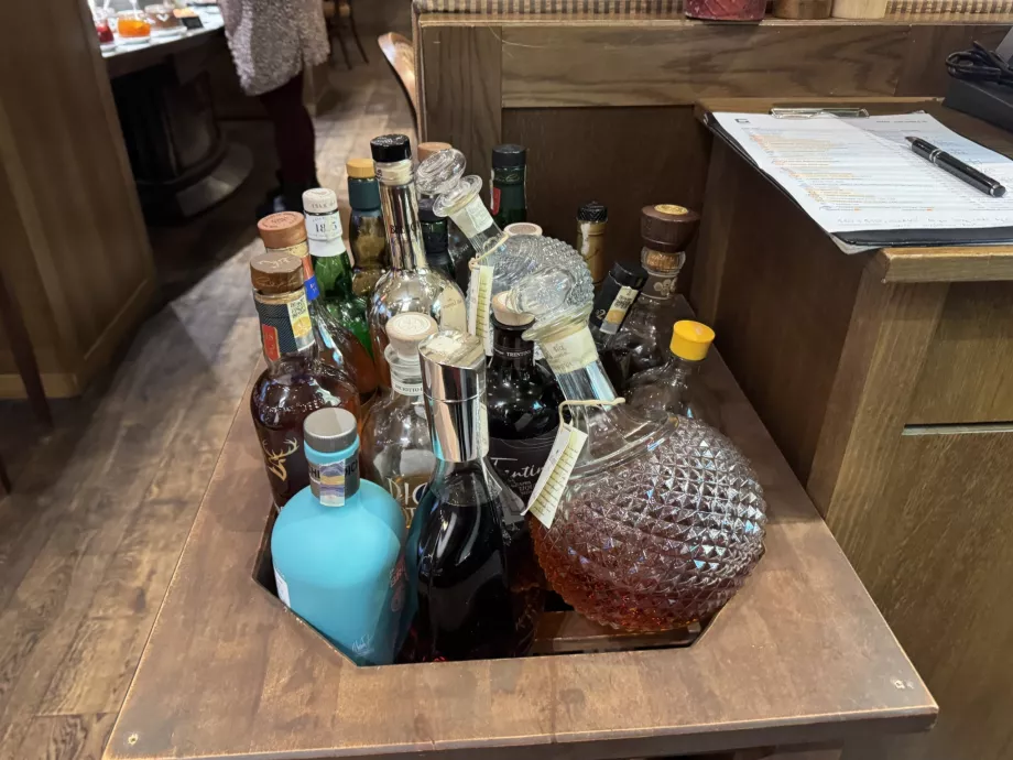 Desayuno, amplia selección de bebidas alcohólicas