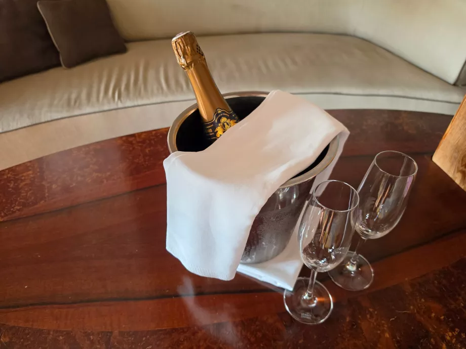 Una botella de vino espumoso como detalle de cortesía del hotel.