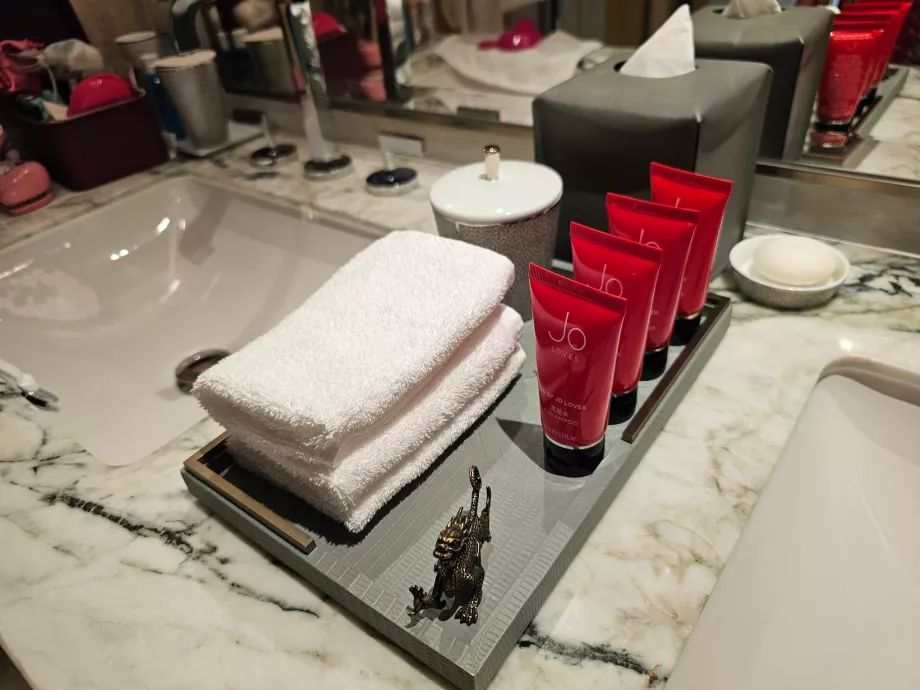 Los champús y cremas de Jo en la habitación