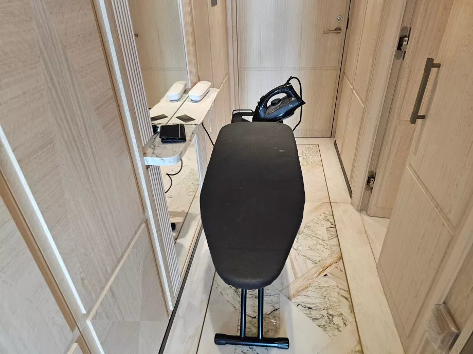 Tabla de planchar en la habitación