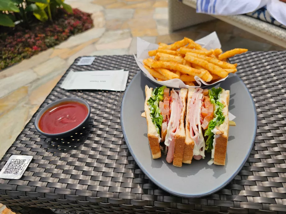 Merienda en la piscina del hotel