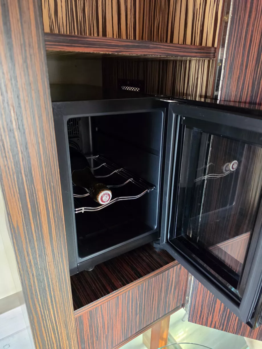Una nevera con vino espumoso en la torre
