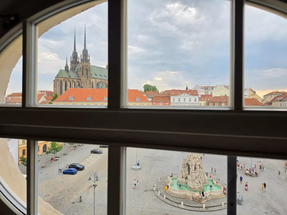 Vista a través de la ventana hacia Zelný trh