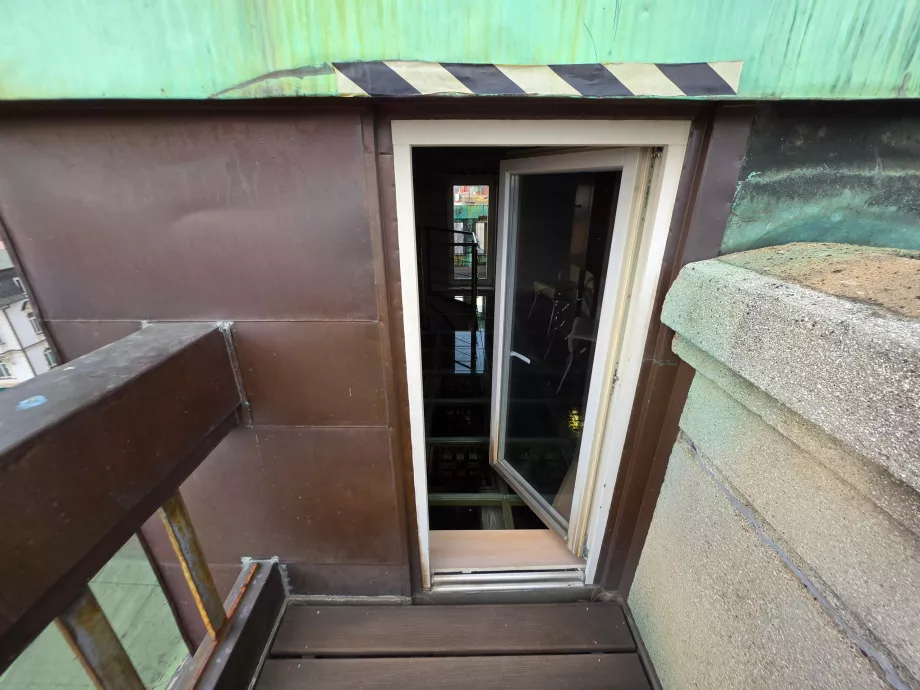 La puerta del balcón que da acceso a la torre