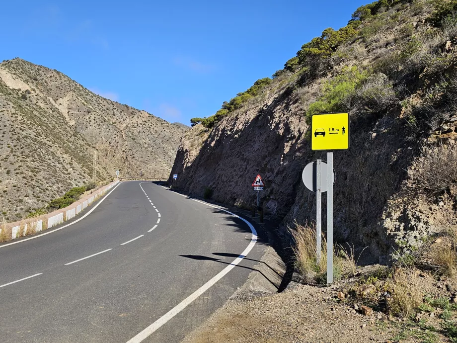 Advertencia para los ciclistas que adelantan