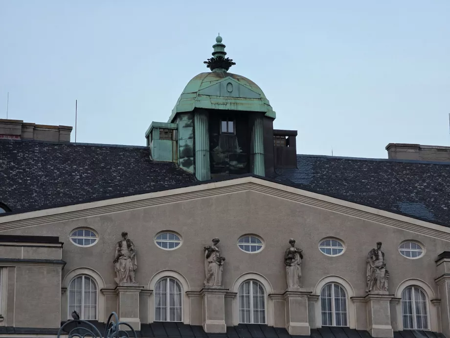 La suite Onyx Tower está situada en esta torre y debajo de ella.