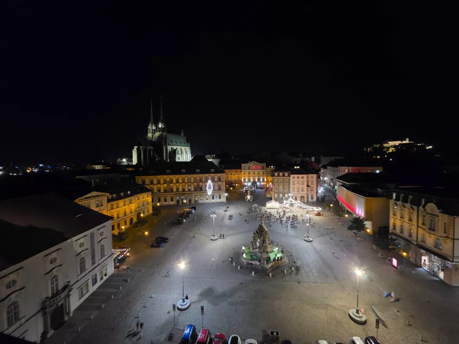 Una vista nocturna desde la torre de Zelný trh