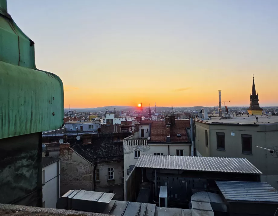 Amanecer sobre Brno desde el balcón de la torreta