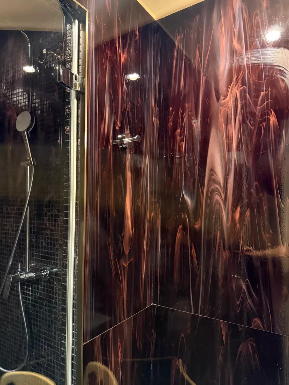 Azulejos de vidriera de Lötz en los cuartos de baño