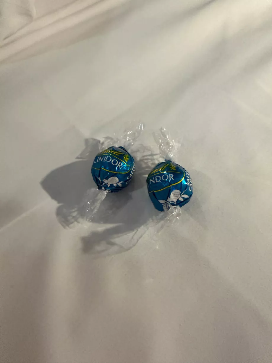 Chocolates Lindor servidos con el té de la tarde