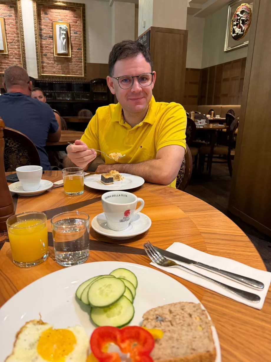 Estoy desayunando en el Hotel Grandezza.