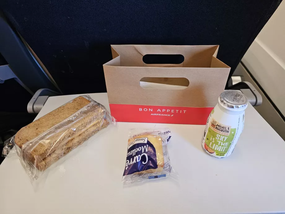 Segundo servicio en un vuelo de larga distancia