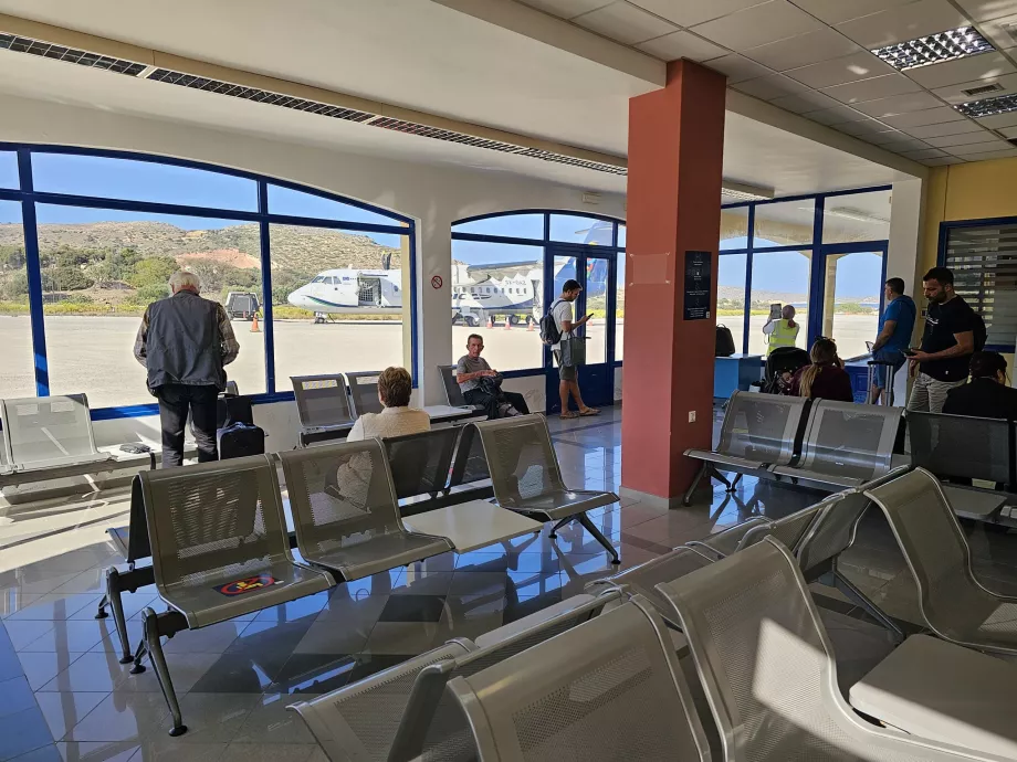 Zona de tránsito y puerta única, aeropuerto de Leros