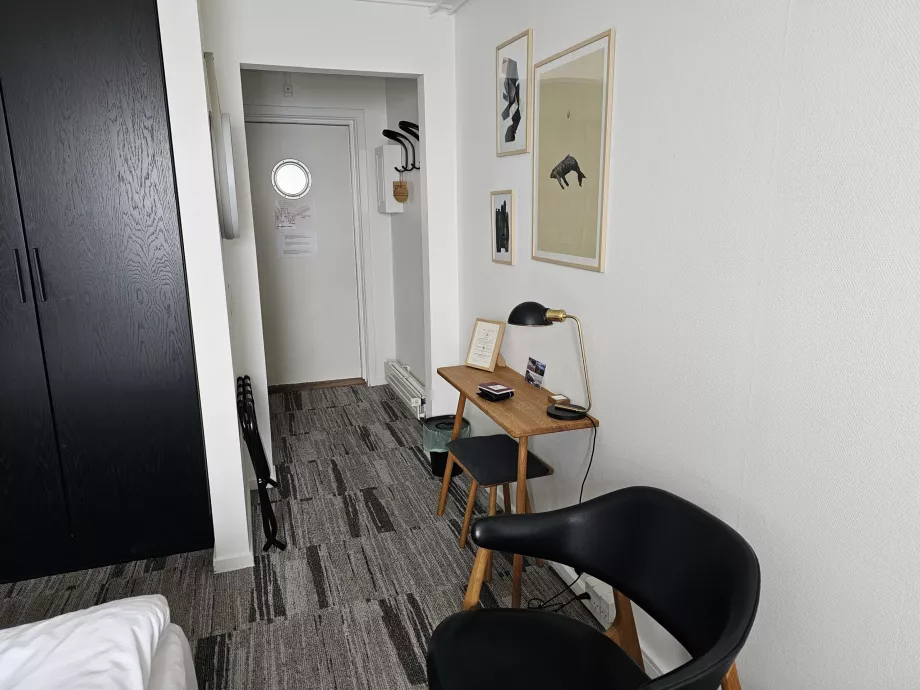 Entrada a una habitación doble barata