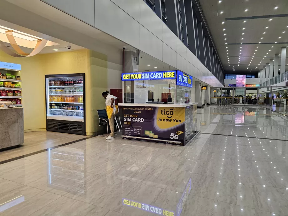 Tienda de tarjetas Sim en el vestíbulo de llegadas internacionales
