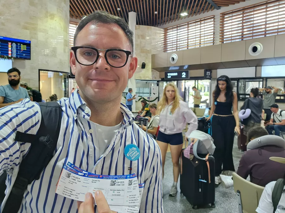 Yo con billetes para el traslado en autobús + barco a Koh Samui