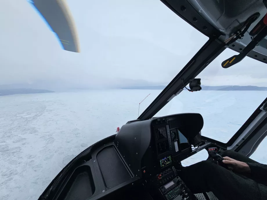 Cabina del helicóptero, Excursión en helicóptero por Kangia