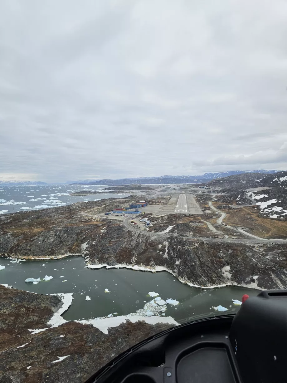 Aterrizaje de un helicóptero en el aeropuerto de Ilulissat