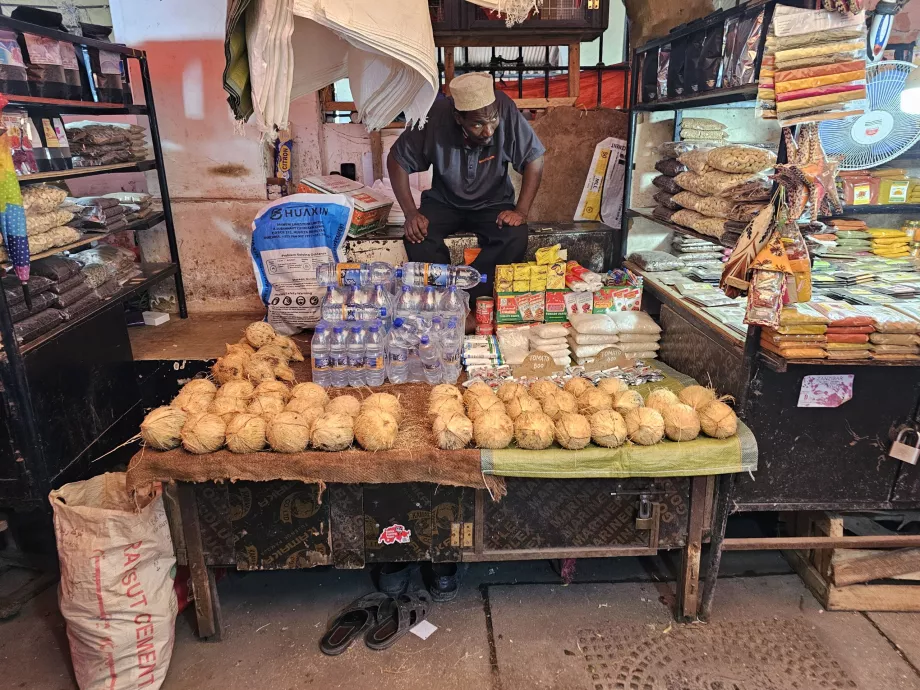 Mercado central, venta de cocos y especias