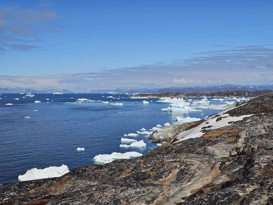 Témpanos de hielo cerca de Ilulissat, vista desde el sendero amarillo