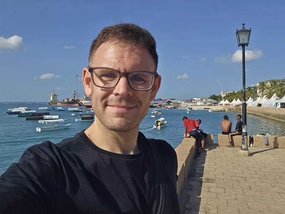 Yo en el paseo marítimo de Forodhani