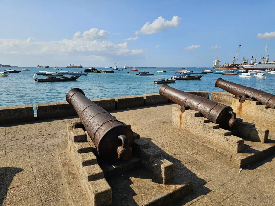 Cañones históricos en el paseo marítimo de Forodhani