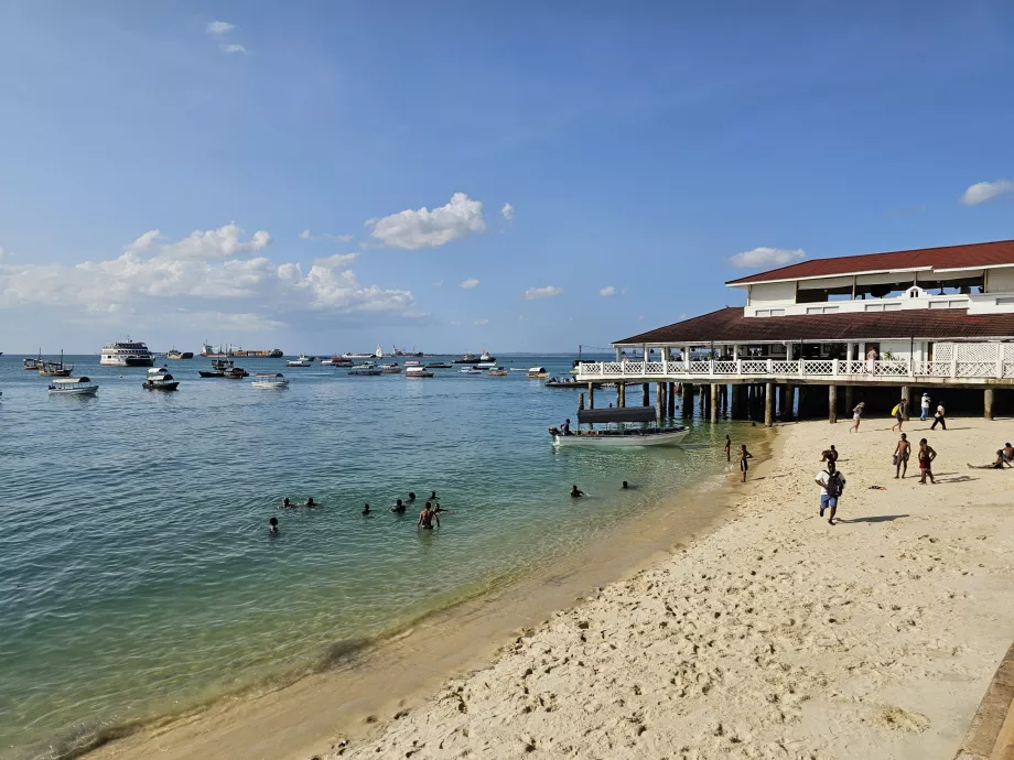 Playa y restaurante en el paseo marítimo de Forodhani