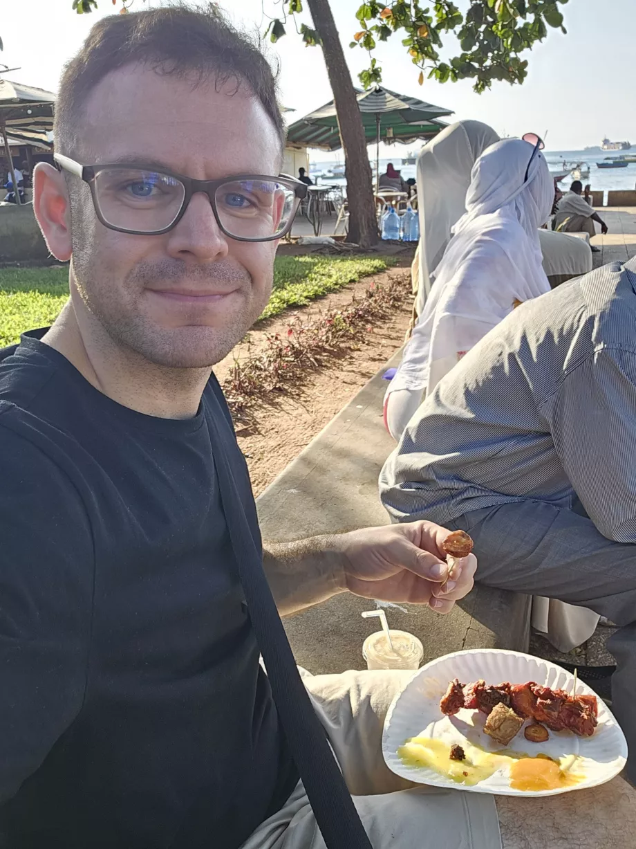 Yo cenando en el parque Forodhani