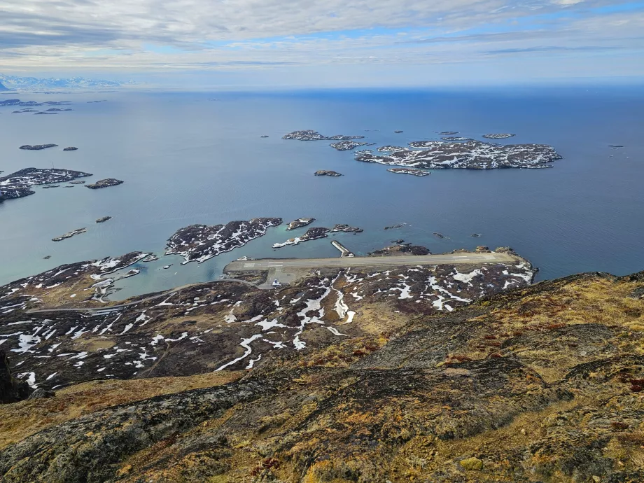 Aeropuerto de Sisimiut, vista desde Palasip Qaqqaa