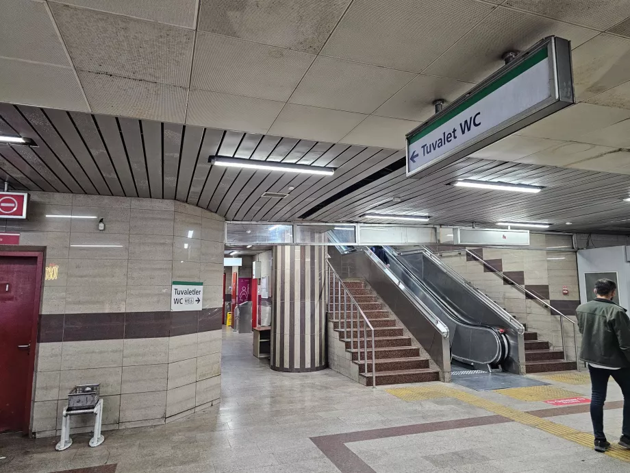 Aseo público en la estación de metro