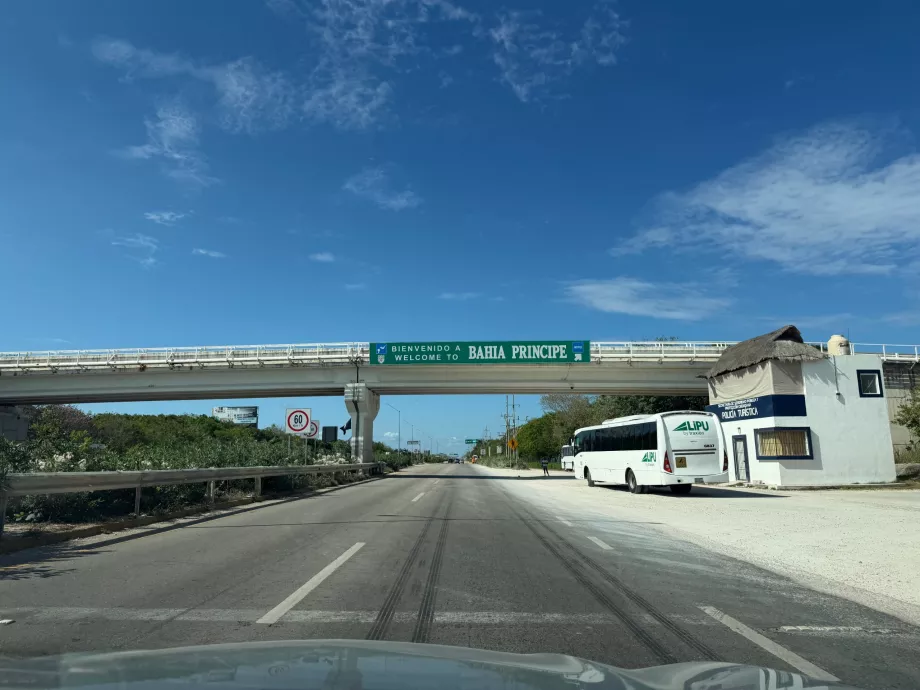 La autopista entre Cancún y Tulum