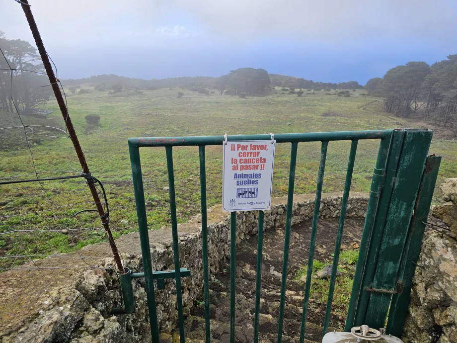 Advertencia a los excursionistas para que cierren la verja detrás de ellos por el ganado