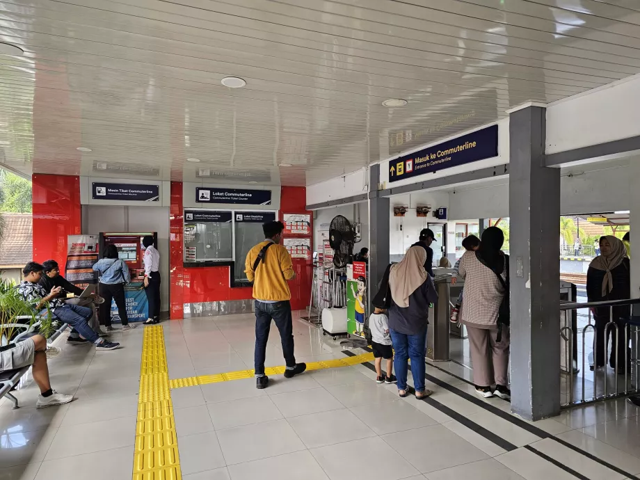 Taquilla y máquinas expendedoras de billetes en la estación de tren